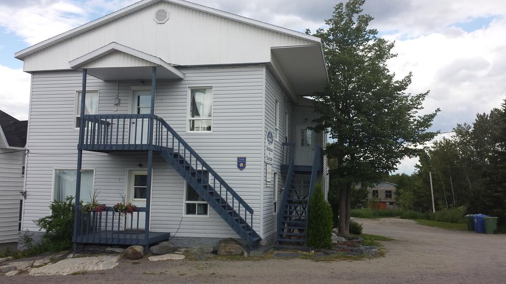 Les Appartements De La Bergeronnette Grandes-Bergeronnes Exterior photo